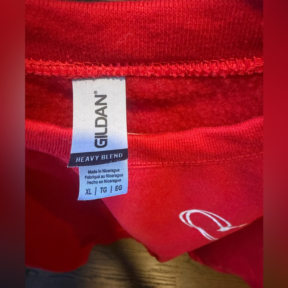 Gildan Red Unisex Sweatshirt with Heart Design Size XL - Picture 2 of 5